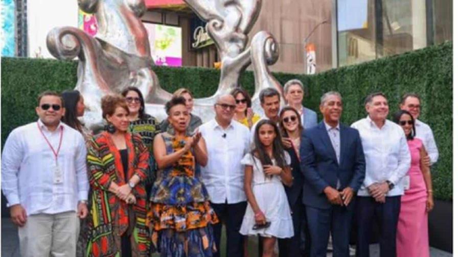 Escultura de cuatro metros de Iván Tovar se exhibe en Times Square