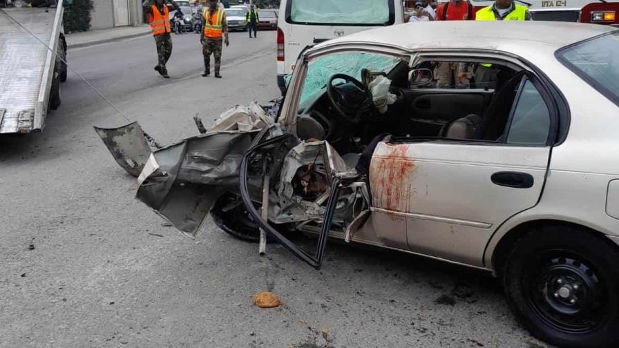 Una persona atrapada en un vehículo y varios heridos en accidente de tránsito en Santiago