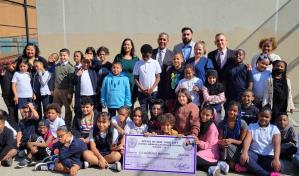 Adriano Espaillat aporta fondos federales para construir campo de fútbol en escuela de NY
