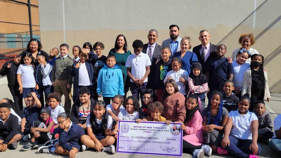 Adriano Espaillat aporta fondos federales para construir campo de fútbol en escuela de NY