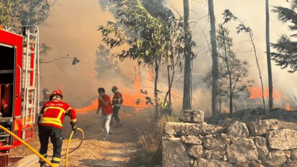 Ascienden a cuatro las víctimas mortales por los incendios en Portugal