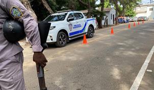 Hombre desarmado entró a un banco en Higüey y dijo que iba a cometer un asalto; la Policía lo detuvo