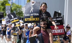 Hollywood en alerta ante posible huelga por acuerdo entre Netflix y Warner