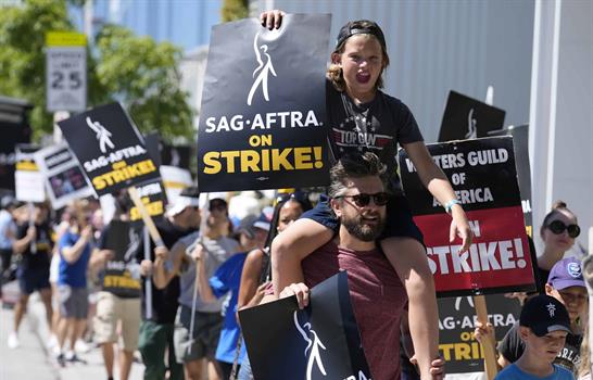 Hollywood en alerta ante posible huelga por acuerdo entre Netflix y Warner