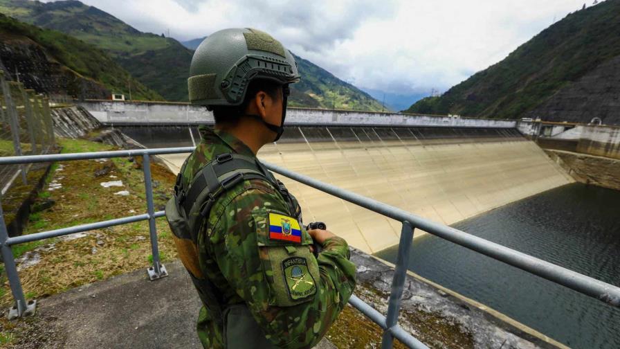 Militares toman control de principales hidroeléctricas de Ecuador antes de nuevos apagones