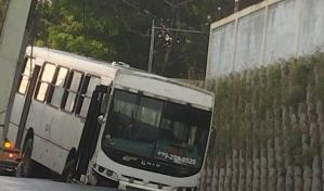 Se hunde tramo de una calle en Santiago mientras circulaba un autob&uacute;s