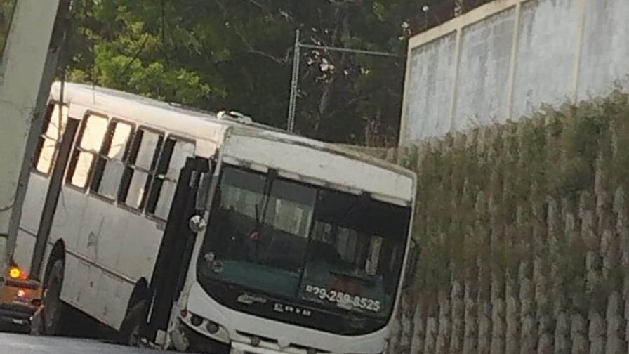 Se hunde tramo de una calle en Santiago mientras circulaba un autobús