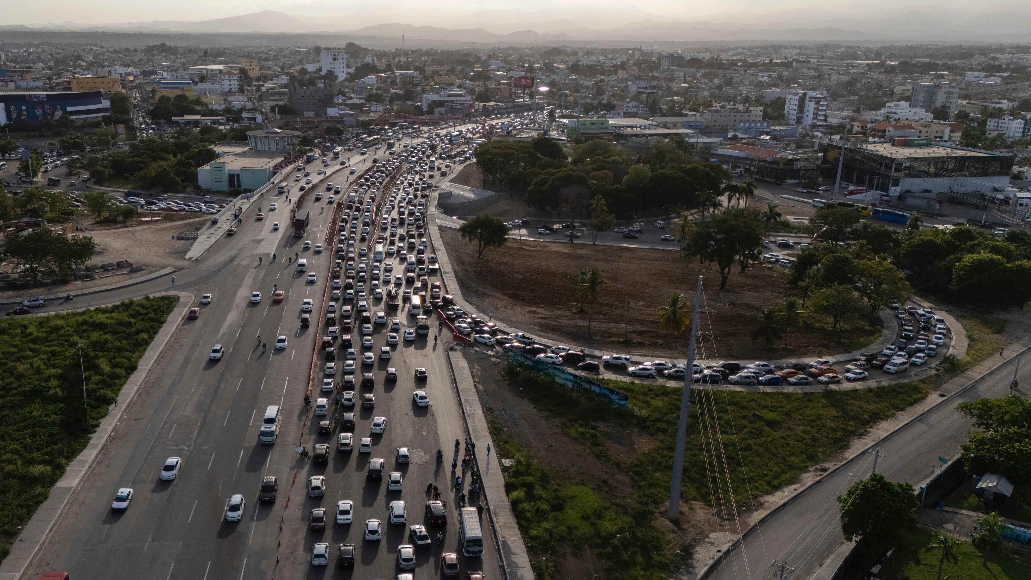 La avenida Luperón, se nota congestionada por problemas en la incorporación a los carriles centrales