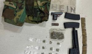 Apresan a dos hombres con armas, municiones y narcóticos en Santiago