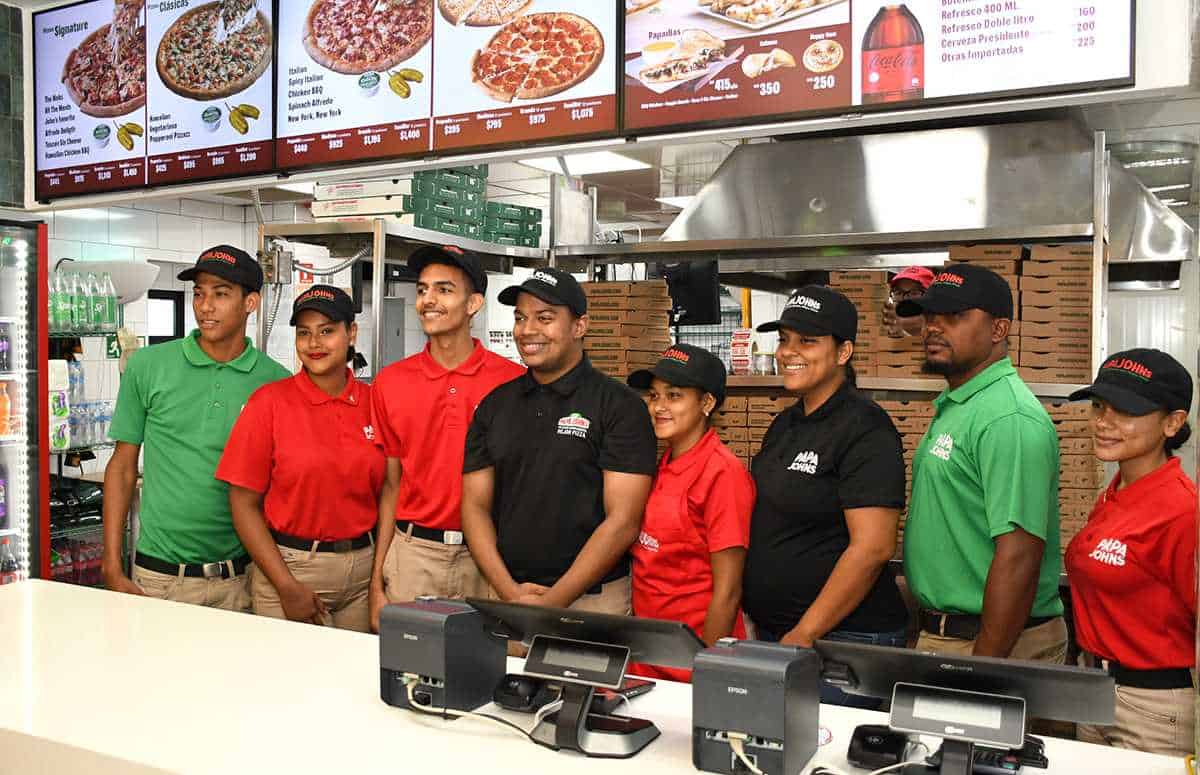 Alfry R. Paulino Lora, Gerente del Restaurante Papa John´s San Fco .De Macorís (Centro) acompañado  a su equipo de servicio al cliente.