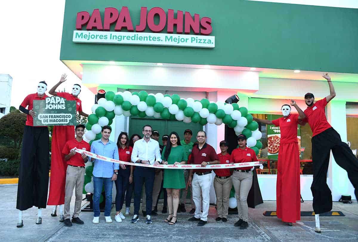 Corte de Cinta Marcos Sánchez, acompañado los ejecutivos de la franquicia  y parte servicio al cliente del Restaurante Papa John´s San Fco .De Macorís.