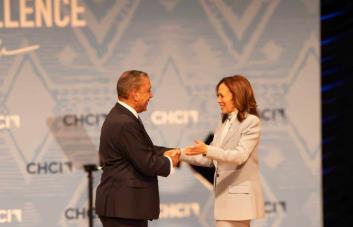 Adriano Espaillat hace campaña a Kamala Harris en Filadelfia