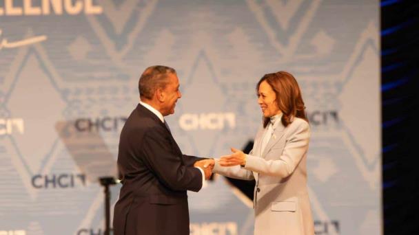 Adriano Espaillat hace campaña a Kamala Harris en Filadelfia