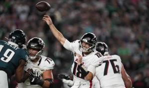 Cousins luce como un quarterback de 180 millones de dólares en triunfo de Falcons ante Eagles