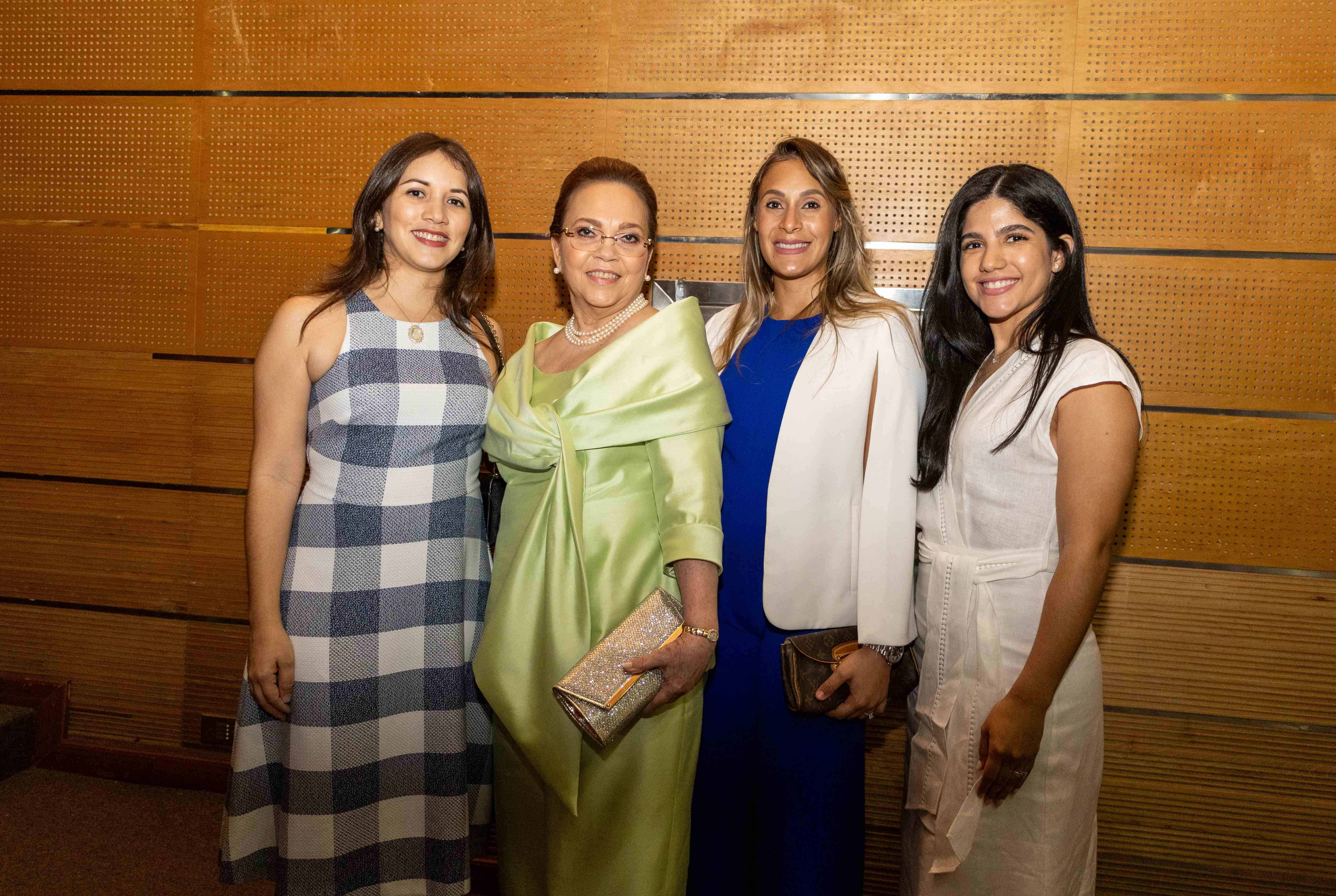 Ana Karen Peralta, Vivian Saladín de Guzmán, Fabiola García y Ana Rodríguez. 