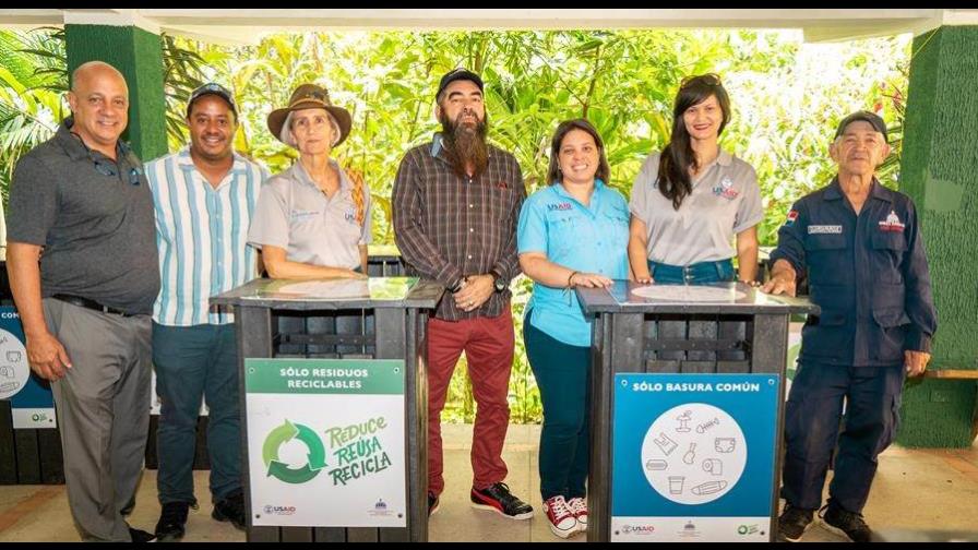 Embajada de EEUU en RD entrega contenedores de basura y reciclaje en Parque José Armando Bermúdez