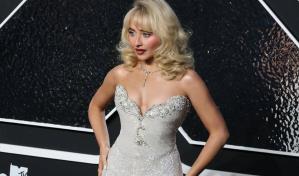 Sabrina Carpenter presentará un especial de Navidad sin sentido para Netflix