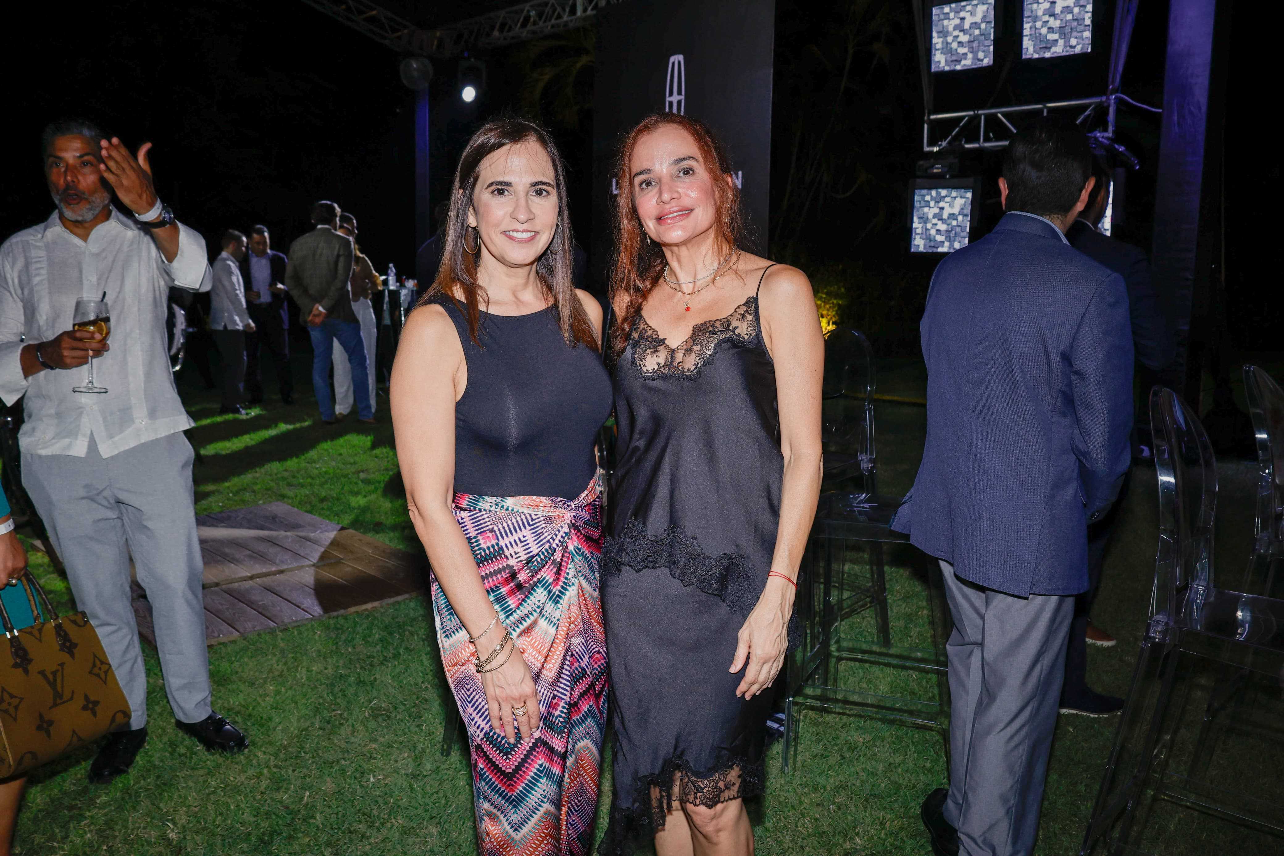 Vivian Dávila y Loraine Urdaz.