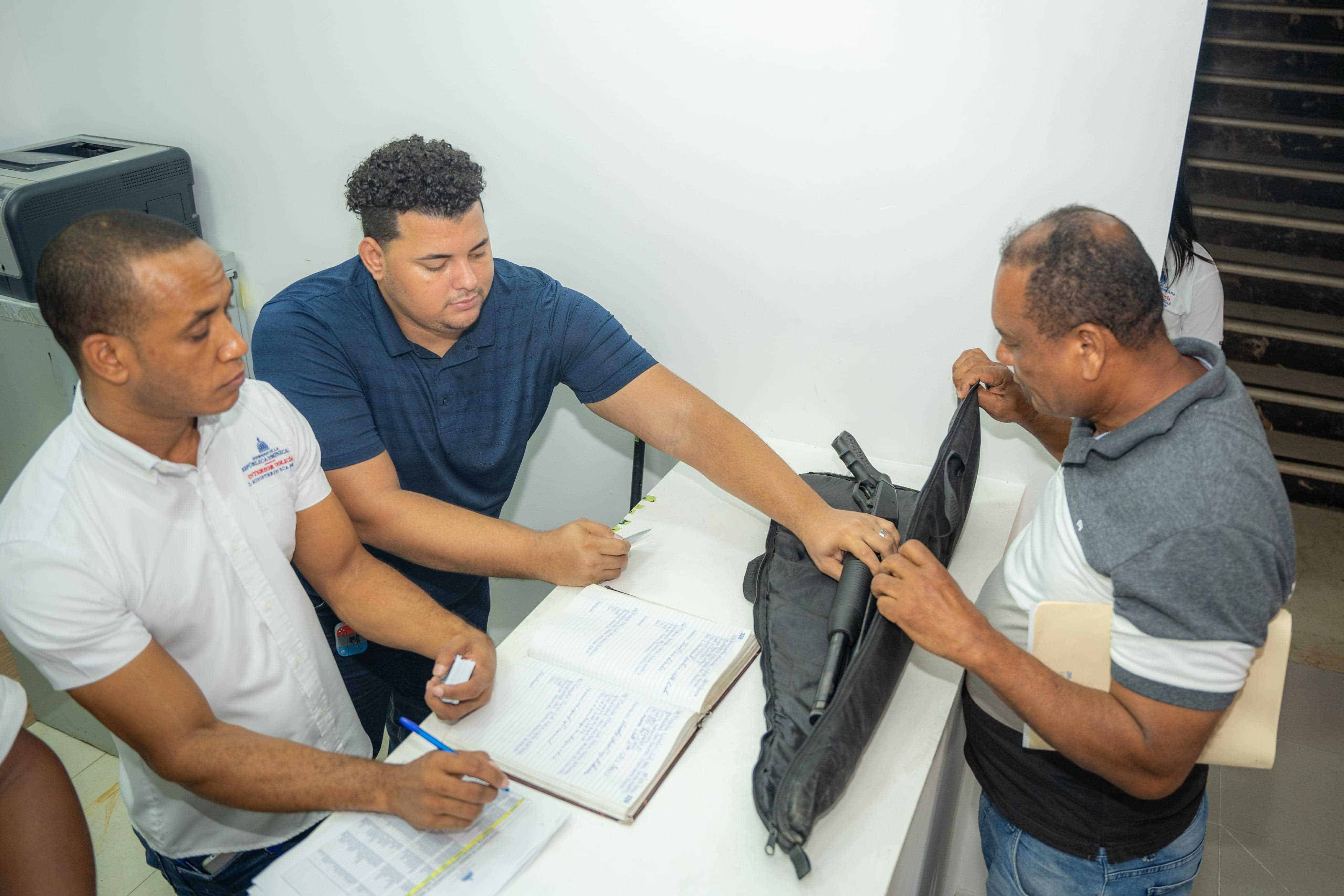 Entrega de licencias de armas de fuego.