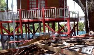 Comienzan a demoler la Casita de Santa en el Ayuntamiento de Santiago