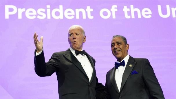 Congresista Adriano Espaillat presenta a Joe Biden durante la gala anual del Caucus Hispano