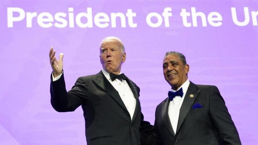 Congresista Adriano Espaillat presenta a Joe Biden durante la gala anual del Caucus Hispano