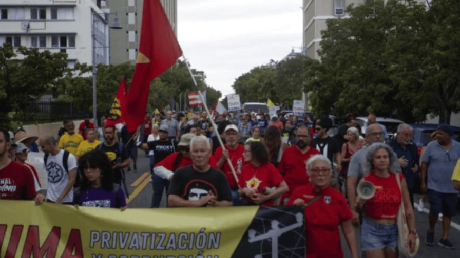 Cientos de manifestantes piden un cambio de compañía eléctrica por apagones en Puerto Rico