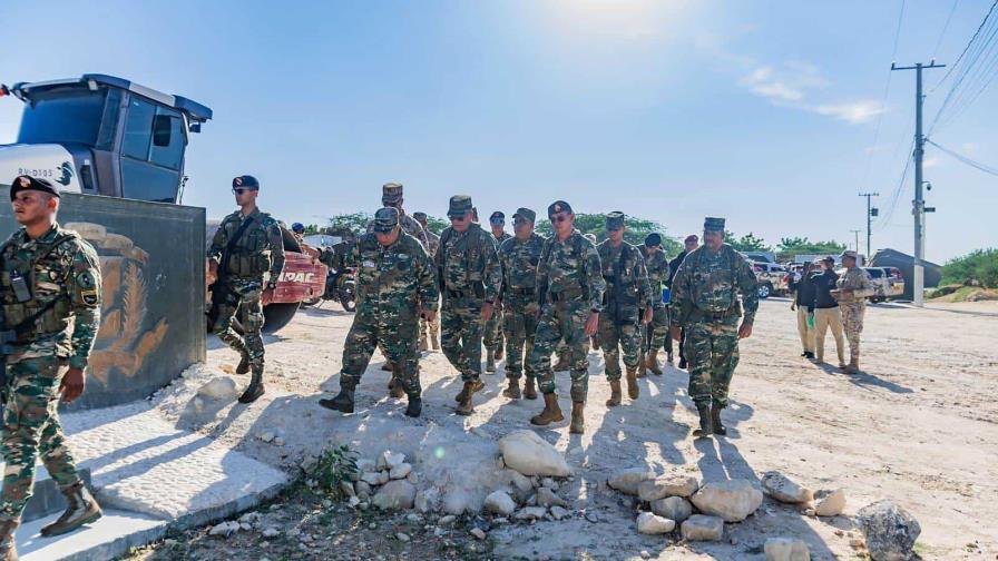 Ministro de Defensa supervisa trabajos verja perimetral de la frontera