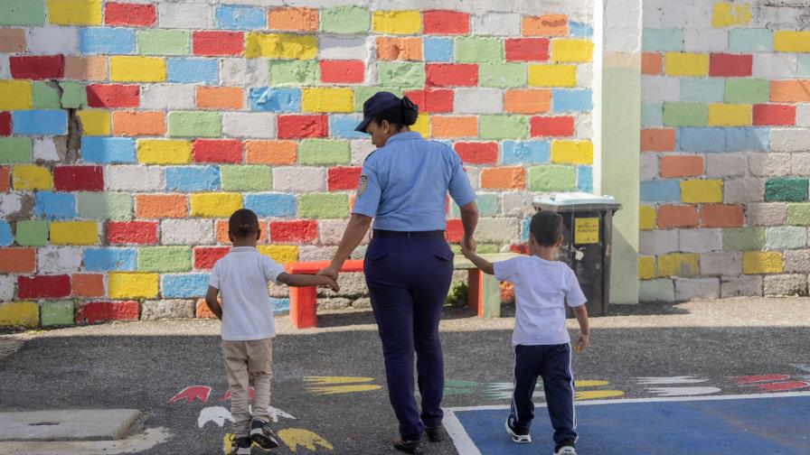 El presupuesto limita el ingreso de nuevos agentes en la Policía Escolar en República Dominicana