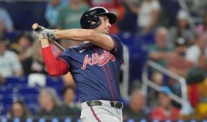 Olson rompe el empate con jonrón y Bravos vencen a Marlins para seguir a 2 juegos de Mets