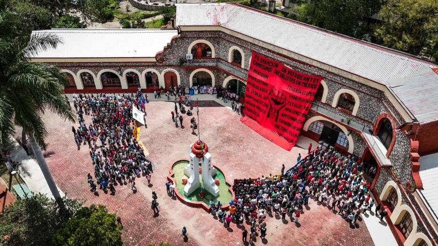 Ayotzinapa grita contra la represión tras diez años de lucha e incertidumbres