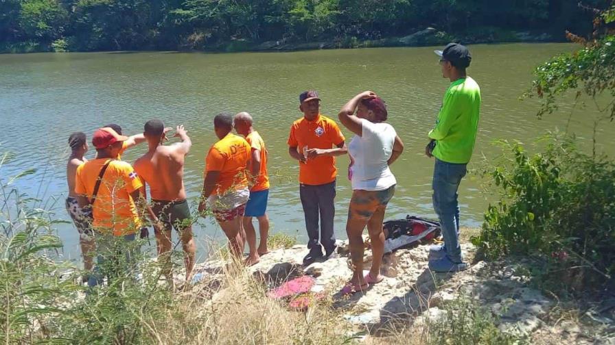 Buscan a joven desaparecido en balneario de Santiago