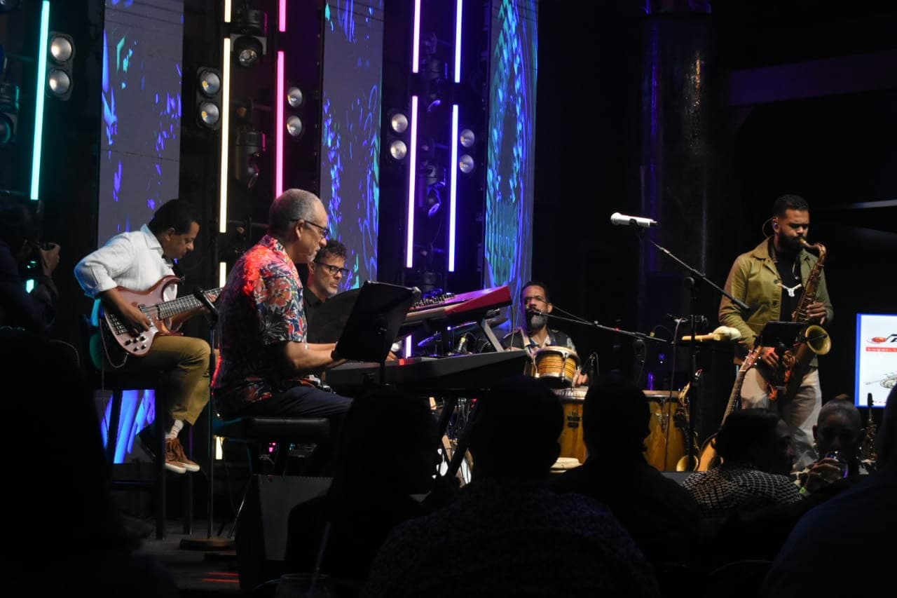 El maestro Manuel Tejada junto a sus músicos.