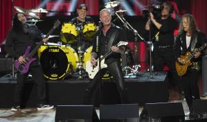 Metallica pone a bailar “La Chona” en México