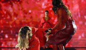 Belinda sufre fuerte caída en el desfile de LOréal en París