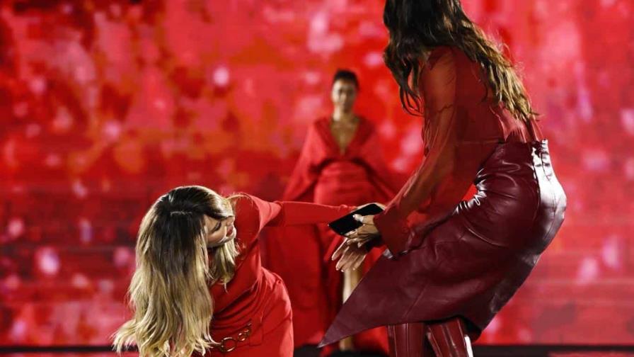 Belinda sufre fuerte caída en el desfile de LOréal en París