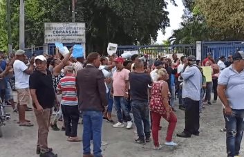 Continúan las protestas en sectores de Santiago porque tienen más de dos meses sin agua