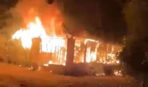 Mujer muere y su pareja resulta herida durante incendio de su vivienda en Santiago Mujer muere y su pareja resulta herida durante incendio de su vivienda en Santiago