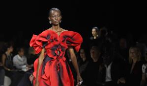 París celebra medio siglo de su semana de la moda con más de 100 desfiles y presentaciones