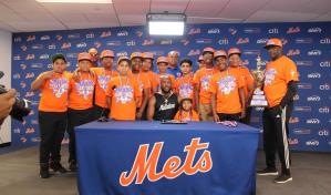 Francisco Lindor y Starling Marte reciben a los campeones de copas Dr. Ramón Tallaj y Roberto Rojas