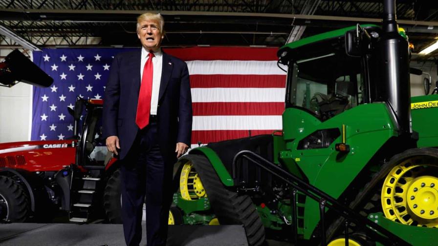 Trump amenaza a John Deere con aranceles del 200 % si traslada producción a México