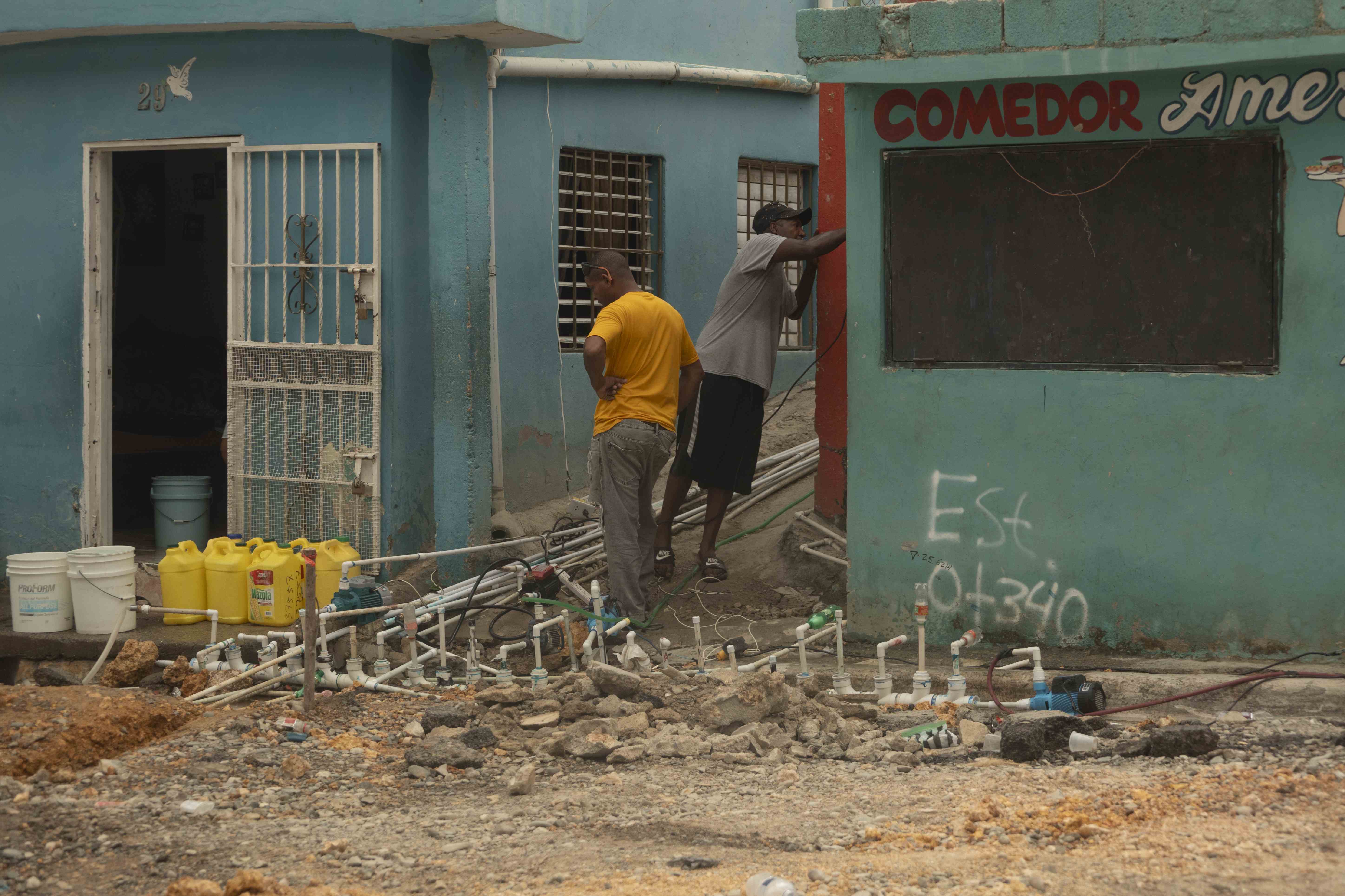 La gente se abastece de agua con bombas ladronas  