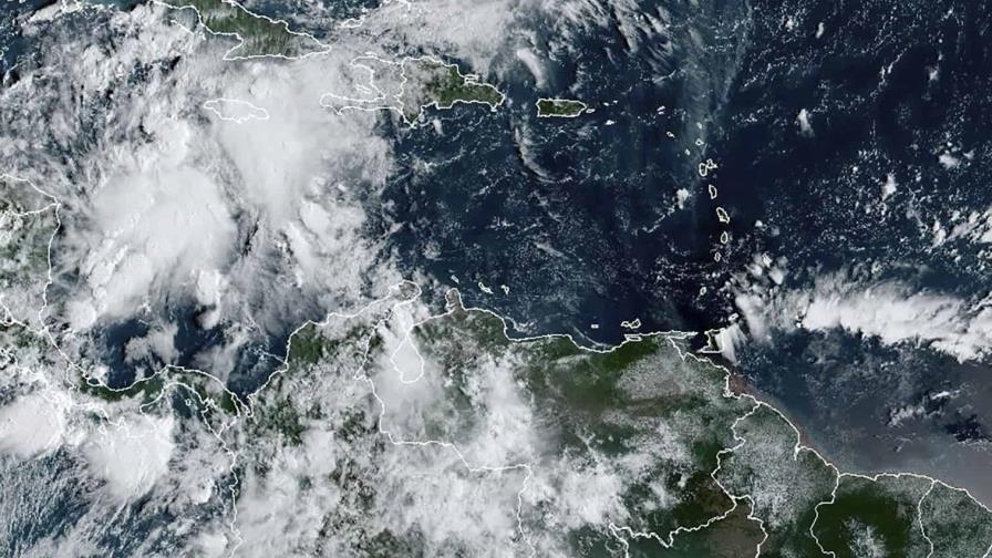 Fuertes lluvias en las Islas Caimán mientras el sureste de EE.UU. se prepara para un fuerte huracán