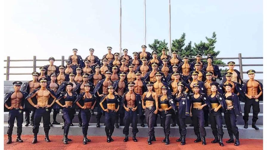 Video | Policías surcoreanos impresionan con sus aspectos físicos en un calendario benéfico