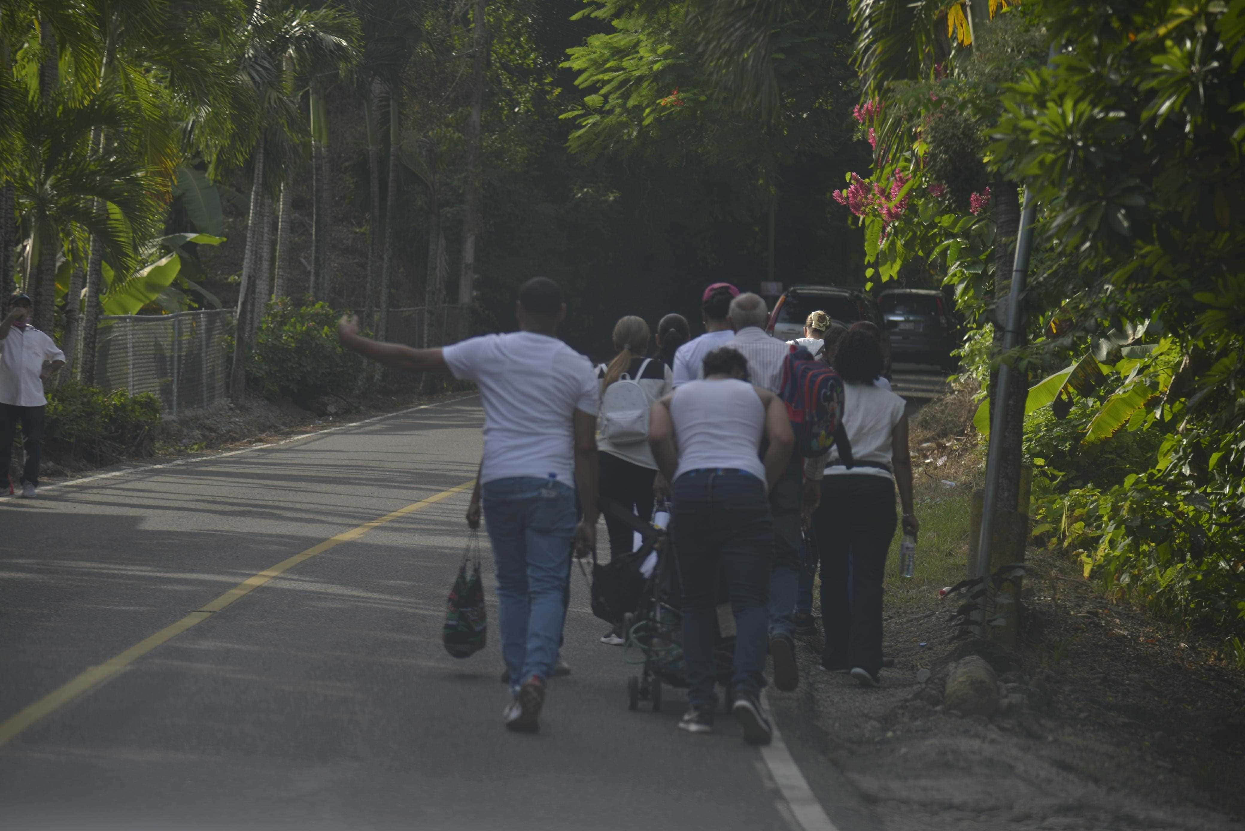 Personas vestidas de blanco se dirigen hacia el Santo Cerro en La Vega, para conmemorar el Día de la Virgen de Las Mercedes.