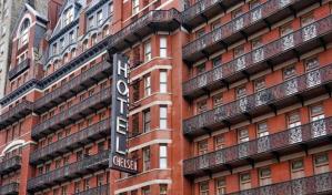 El mítico Chelsea Hotel de Nueva York vende hasta sus luces de neón