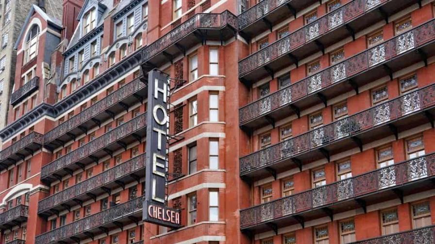 El mítico Chelsea Hotel de Nueva York vende hasta sus luces de neón