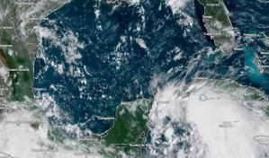Helene se convierte en huracán frente a la península de Yucatán y en camino a Florida