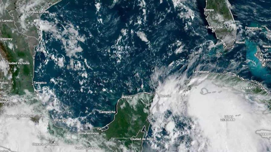 Helene se convierte en huracán frente a la península de Yucatán y en camino a Florida