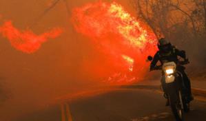 Autoridades declaran en emergencia a Quito por incendios que amenazan zonas residenciales